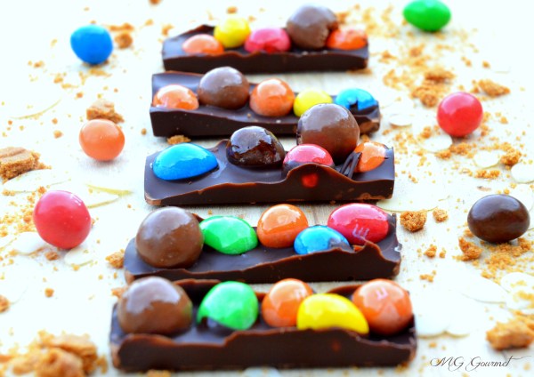 Barre de chocolat noir au M&Ms et Maltezer