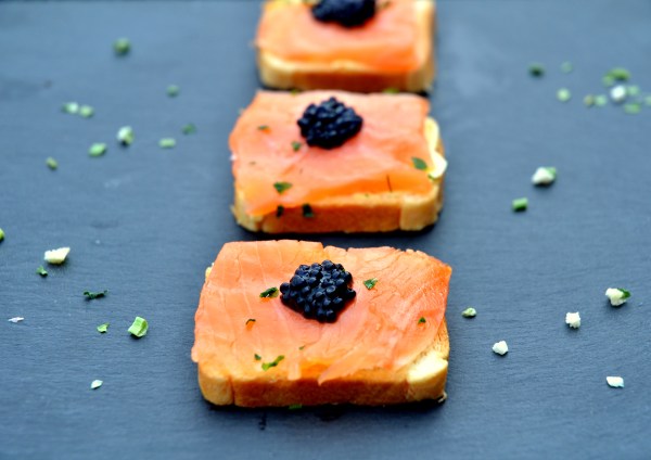 -Petits Fours Saumon Fumée/ Oeufs de Lump-